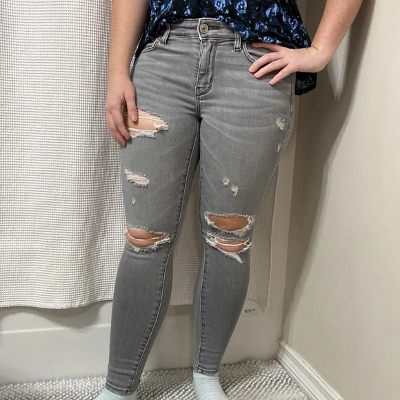 Women’s American Eagle Outfitters Distressed Grey Jegging Jeans. Size 4 short. - Picture 2 of 16